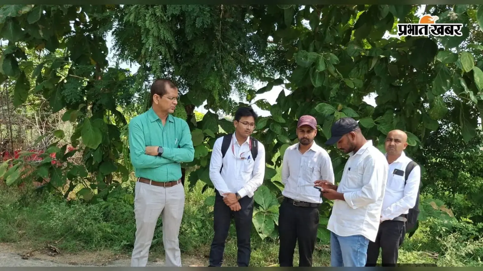 सियांवक पंचायत सरकार भवन की जमीन का एडीएम ने किया निरीक्षण, महादलित परिवारों को भूमि देने का दिया आश्वासन