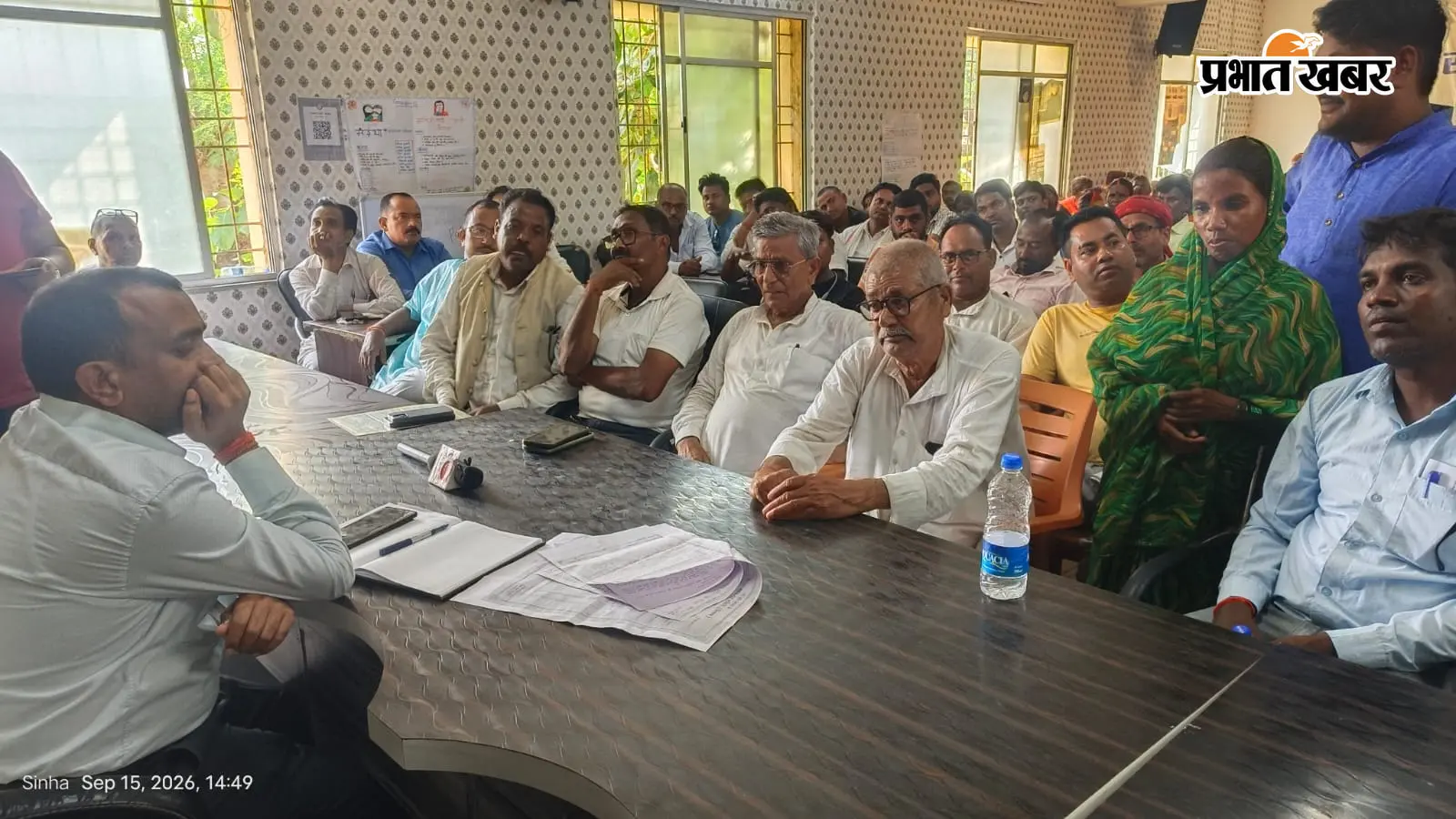 करमा में भूदान की जमीन को लेकर विवाद गहराया, पूर्व विधायक उमाशंकर अकेला के नेतृत्व में ग्रामीणों ने घेरा अंचल कार्यालय