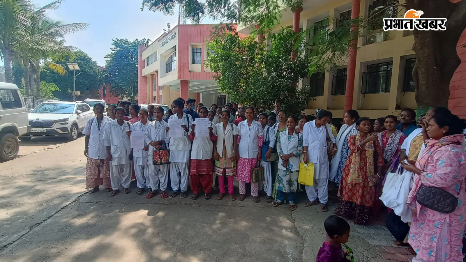 लातेहार में स्वास्थ्यकर्मियों ने उठाया वेतन का मुद्दा, कहा- सरकारी दर के अनुसार मिले मजदूरी