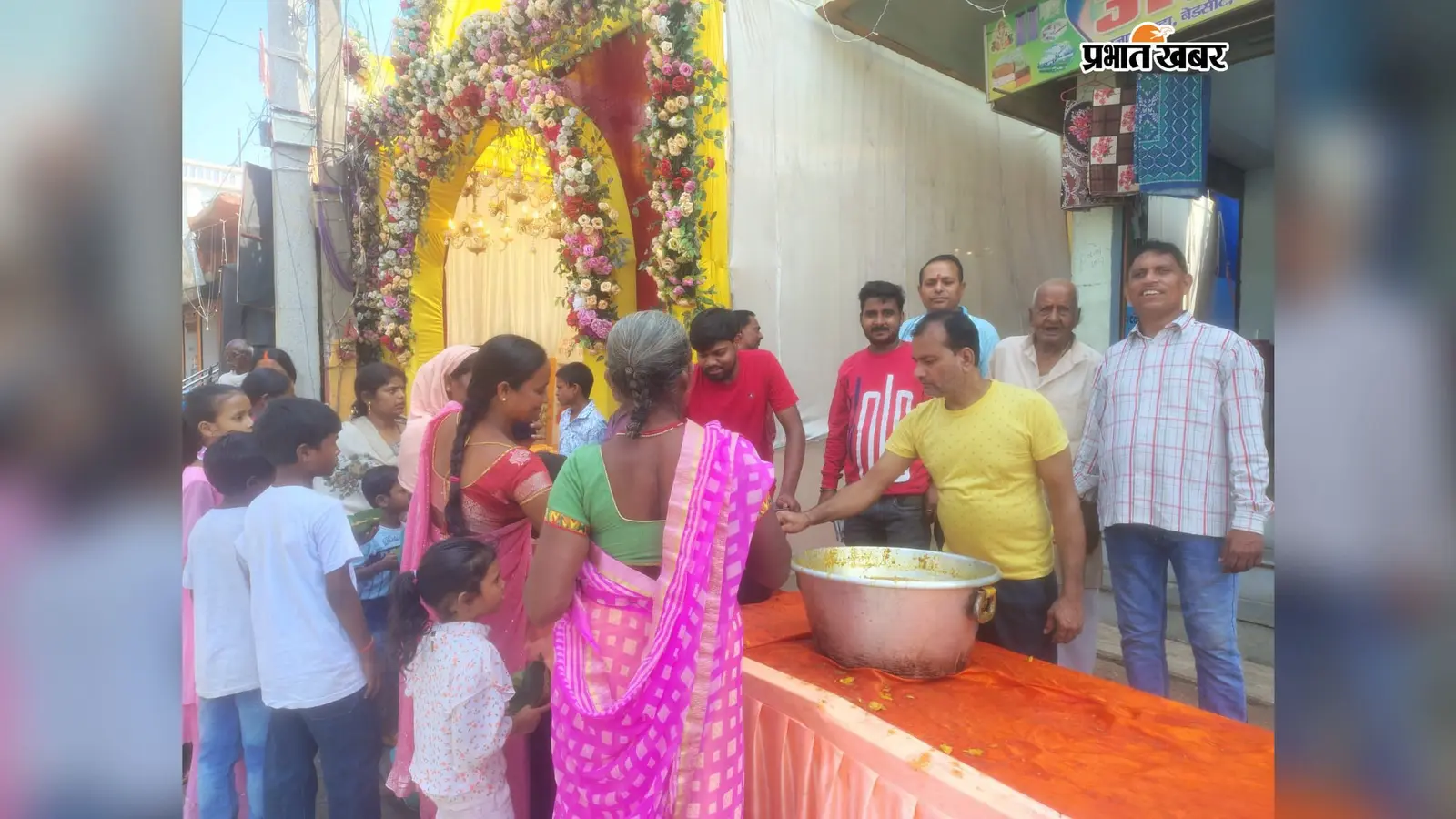 गणेश पूजा के दूसरे दिन ठाकुरबाडी में विशाल भंडारा, बड़ी संख्या में श्रद्धालुओं ने ग्रहण किया प्रसाद