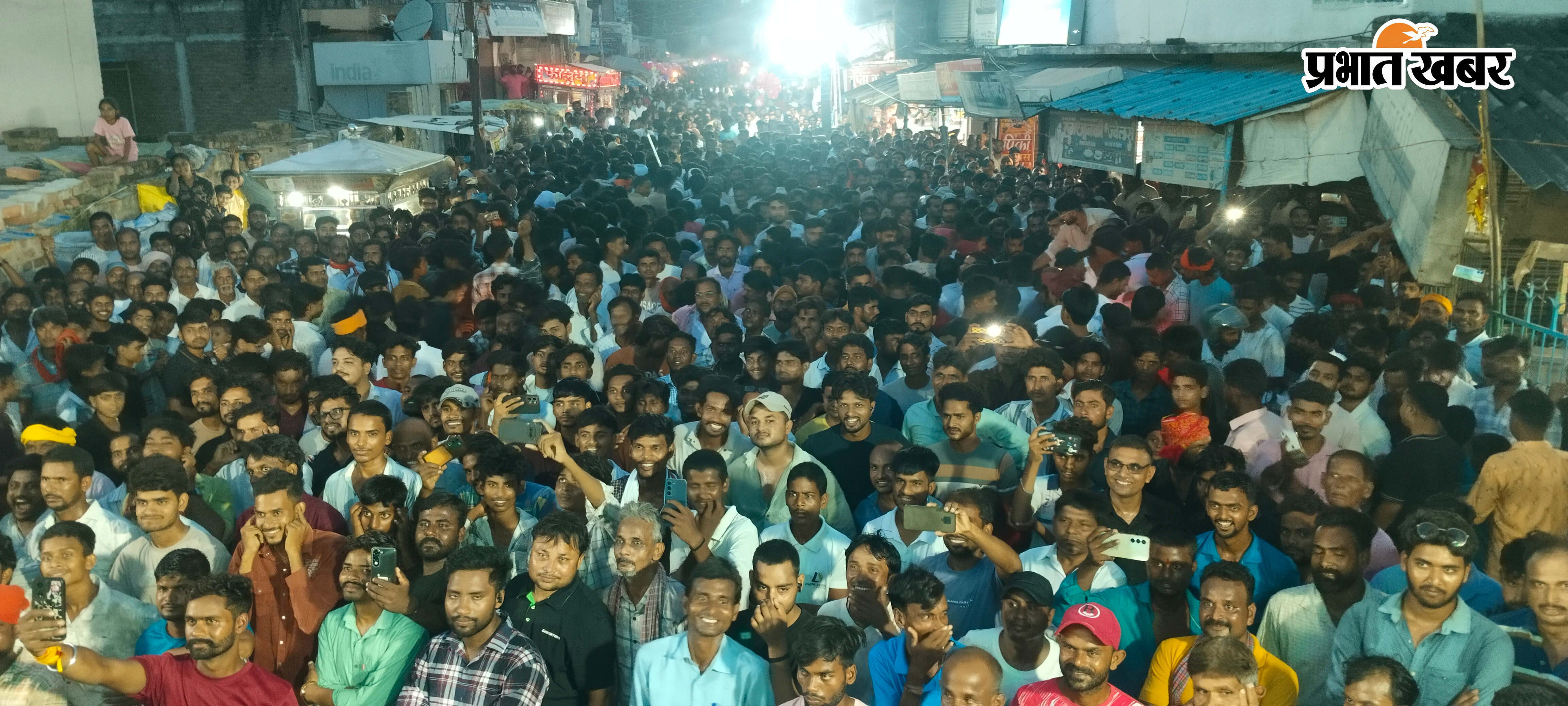 सांस्कृतिक कार्यक्रम देखते लोग | Prabhat Khabar Network