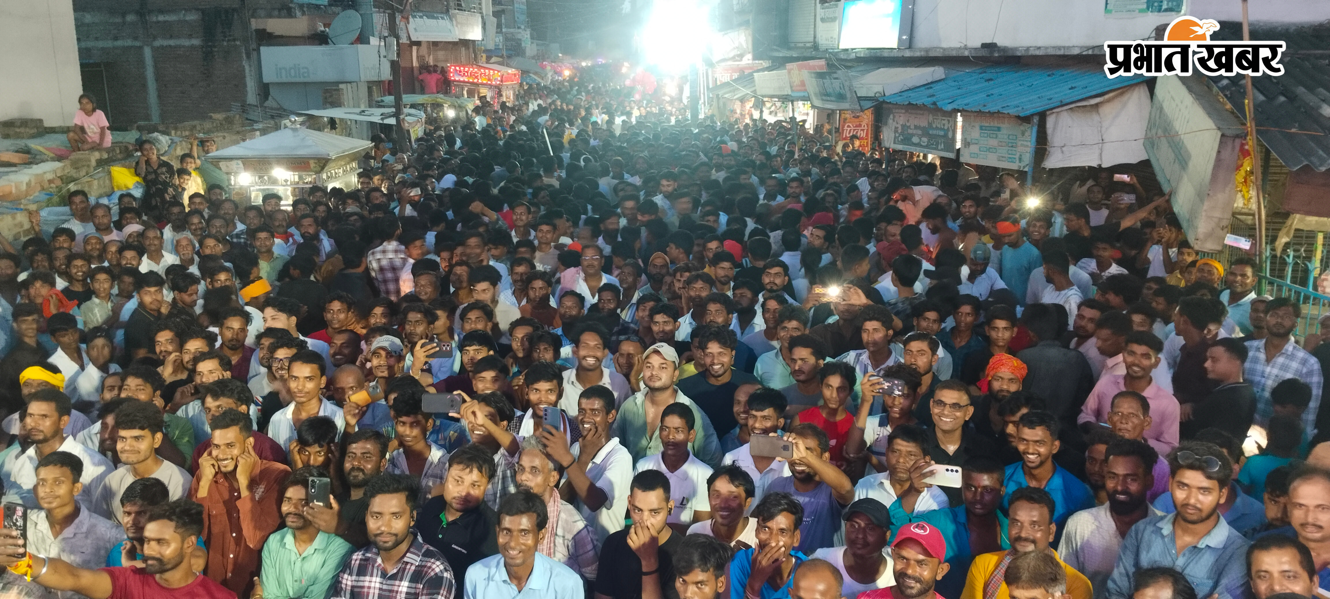 सांस्कृतिक कार्यक्रम देखते लोग | Prabhat Khabar Network
