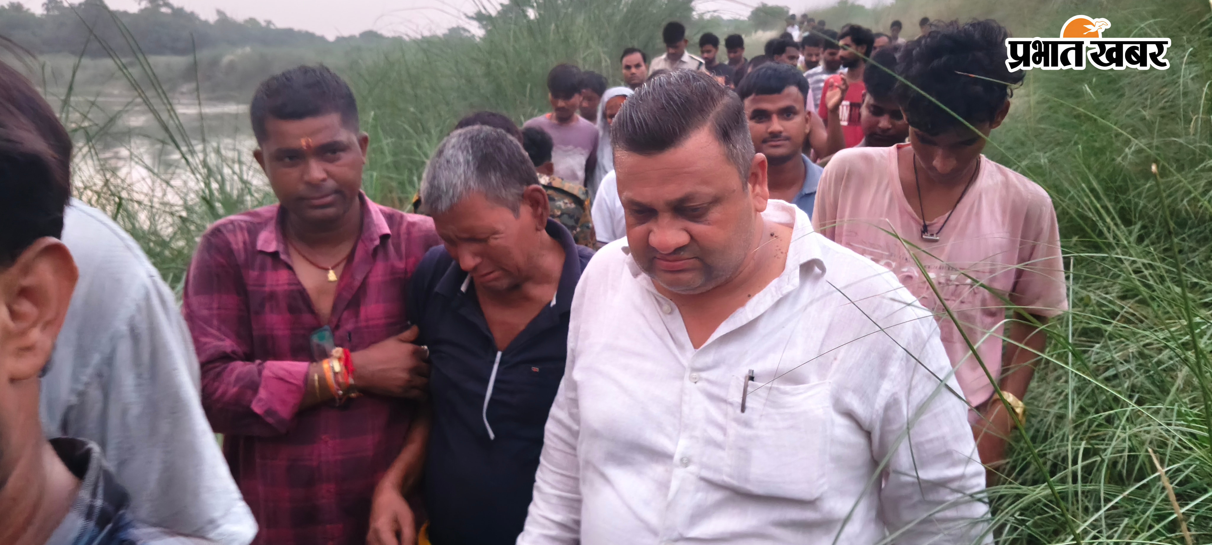 शव निकालते गोताखोर रोते पिता | Prabhat Khabar Network
