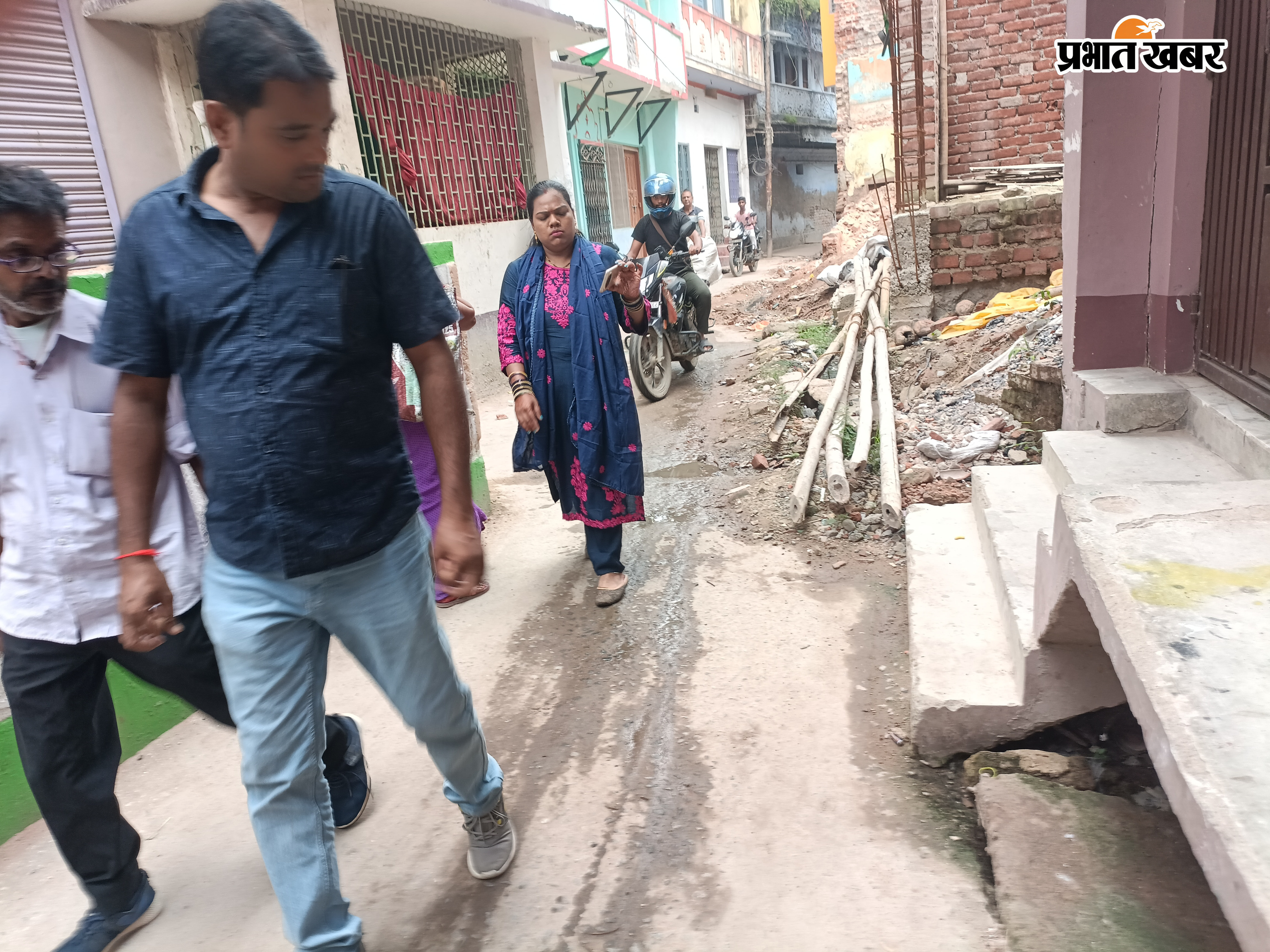 सहयोग शुगर में उपस्थित नगर परिषद के अधिकारियों और कर्मचारी ऑन द स्पॉट मोहल्ले में जाकर जनता की समस्या से रूबरू होते नगर परिषद के कर्मी | Prabhat Khabar Network