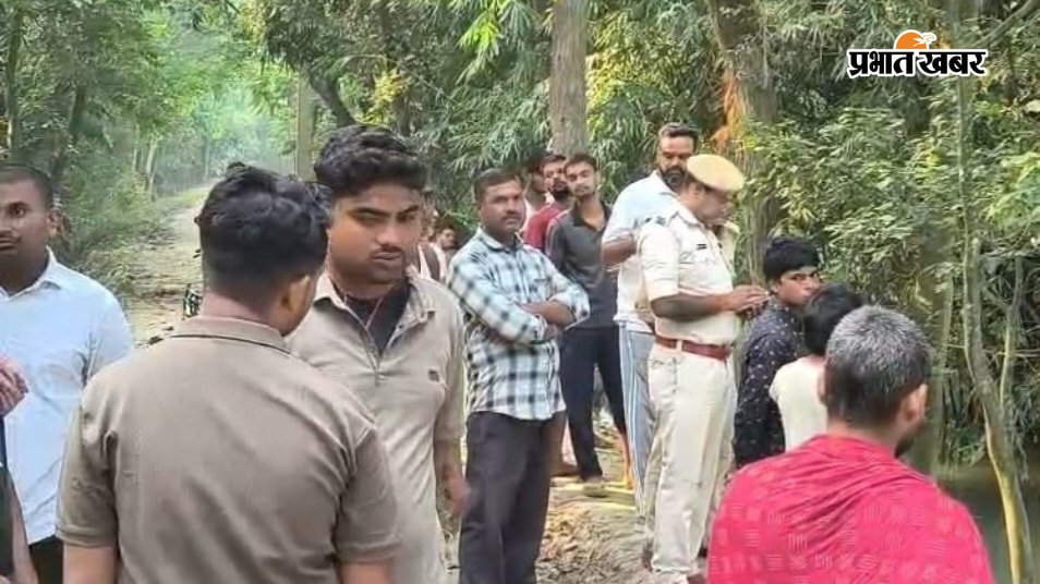 घटनास्थल जमा लोगों की भीड़ एवं जांच करते पुलिस पदाधिकारी | Prabhat Khabar Network