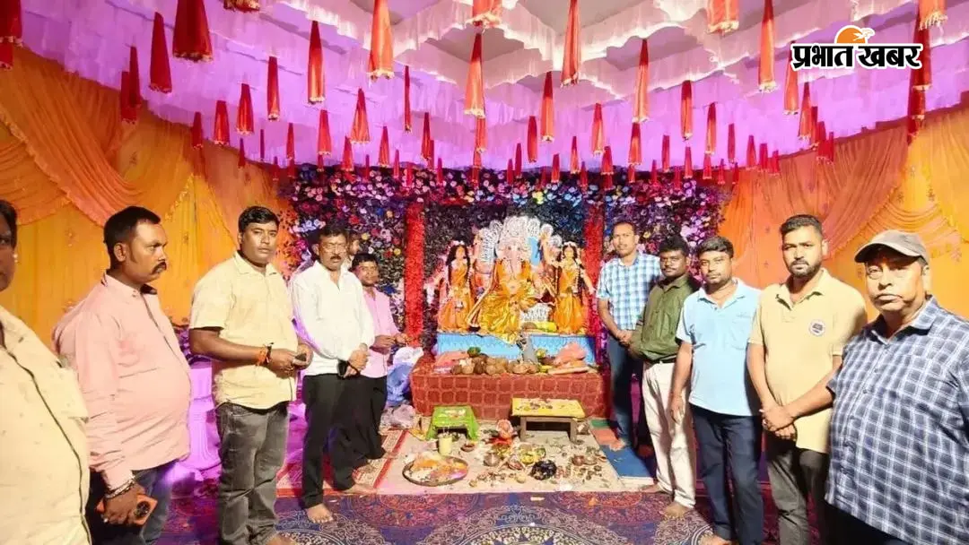 गणेश की पूजा और दर्शन के लिए पंडालों में पहुंच रहे श्रद्धालु