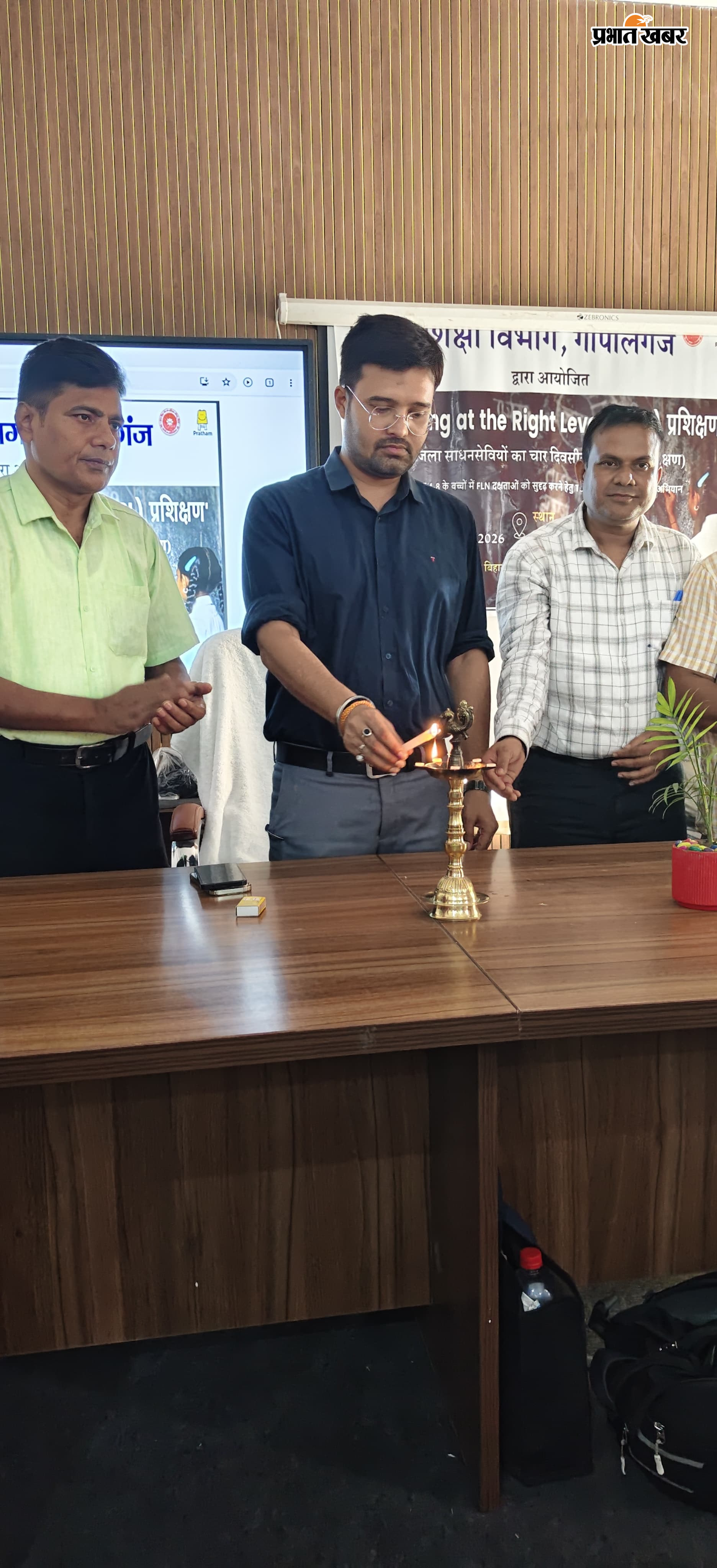 फोटो:- दीप प्रज्वलित करते डीपीओ व अन्य फोटो:- डीपीओ को भेट देती शिक्षिका भावना कुमारी फोटो:- प्रशिक्षण में शामिल शिक्षक फोटो :- प्रशिक्षण देते शिक्षिका | Prabhat Khabar Network