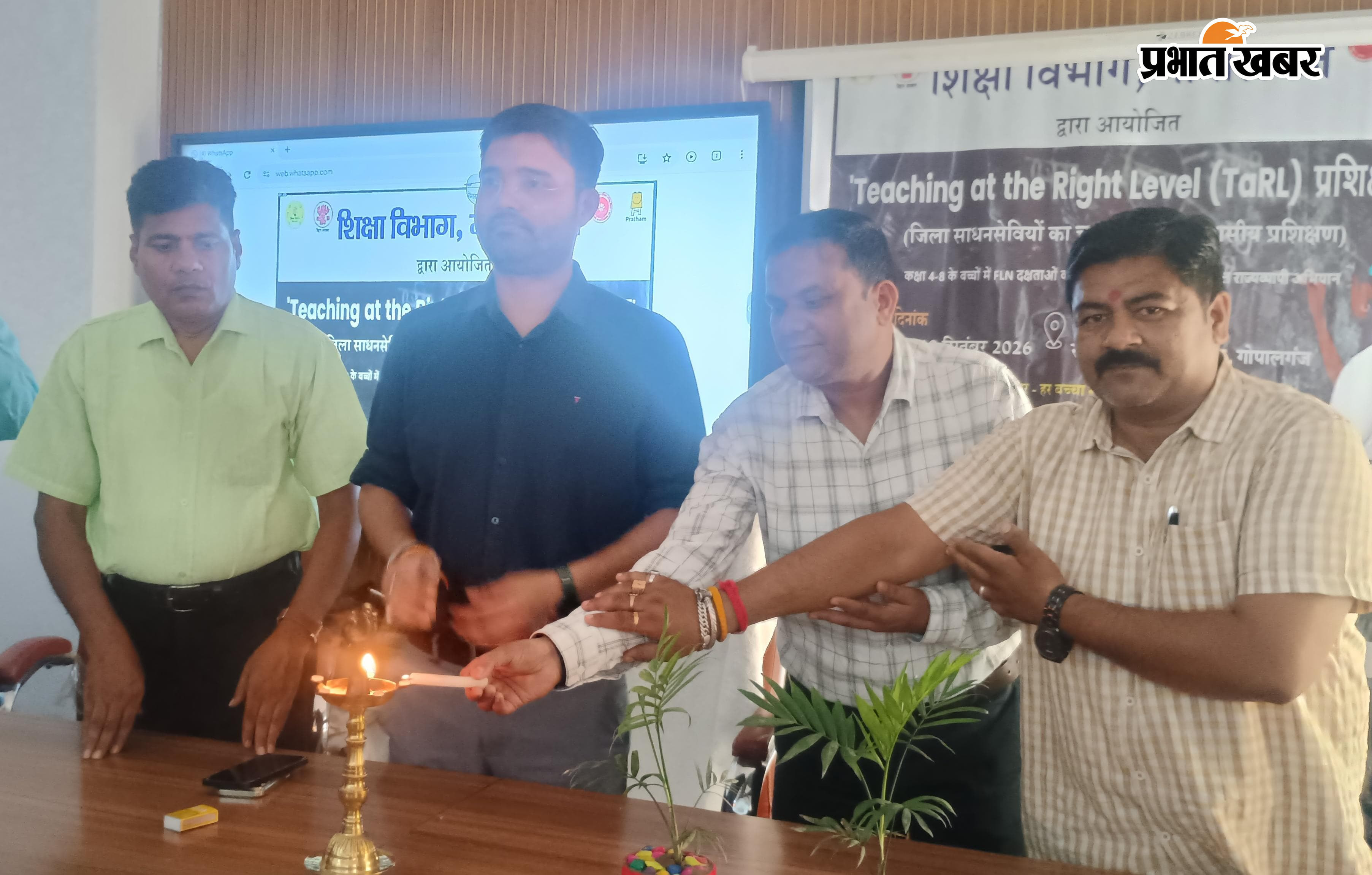फोटो:- दीप प्रज्वलित करते डीपीओ व अन्य फोटो:- डीपीओ को भेट देती शिक्षिका भावना कुमारी फोटो:- प्रशिक्षण में शामिल शिक्षक फोटो :- प्रशिक्षण देते शिक्षिका | Prabhat Khabar Network