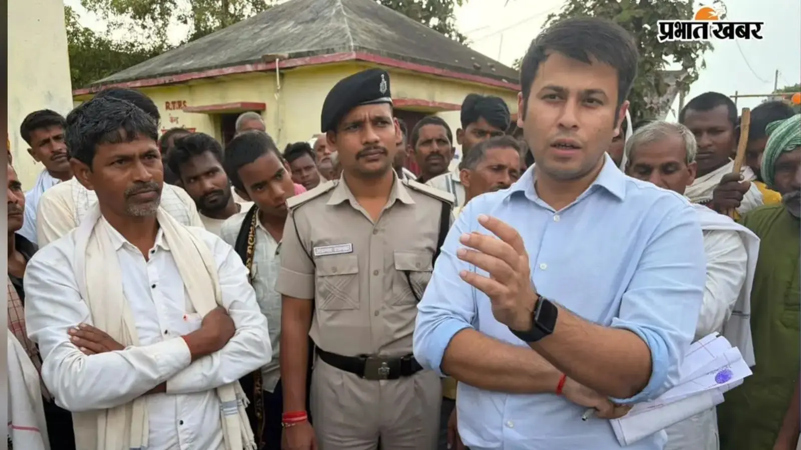 अधौरा पहुंचे डीएम, वनवासियों से किया संवाद, सड़क-पेयजल समेत विकास योजनाओं के समाधान का दिया निर्देश