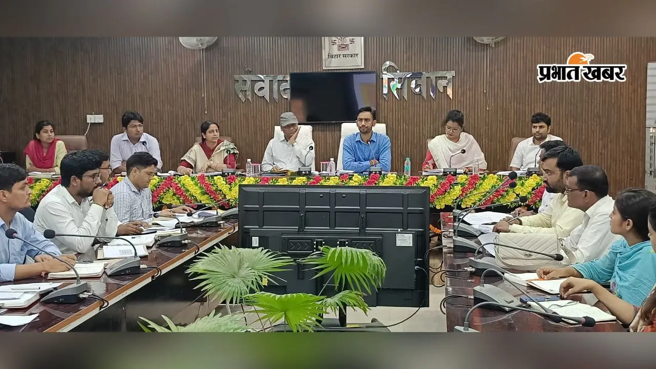 सीवान में राजस्व मामलों पर डीएम विजय प्रकाश मीणा सख्त: दाखिल-खारिज और परिमार्जन के शत-प्रतिशत निष्पादन का अल्टीमेटम