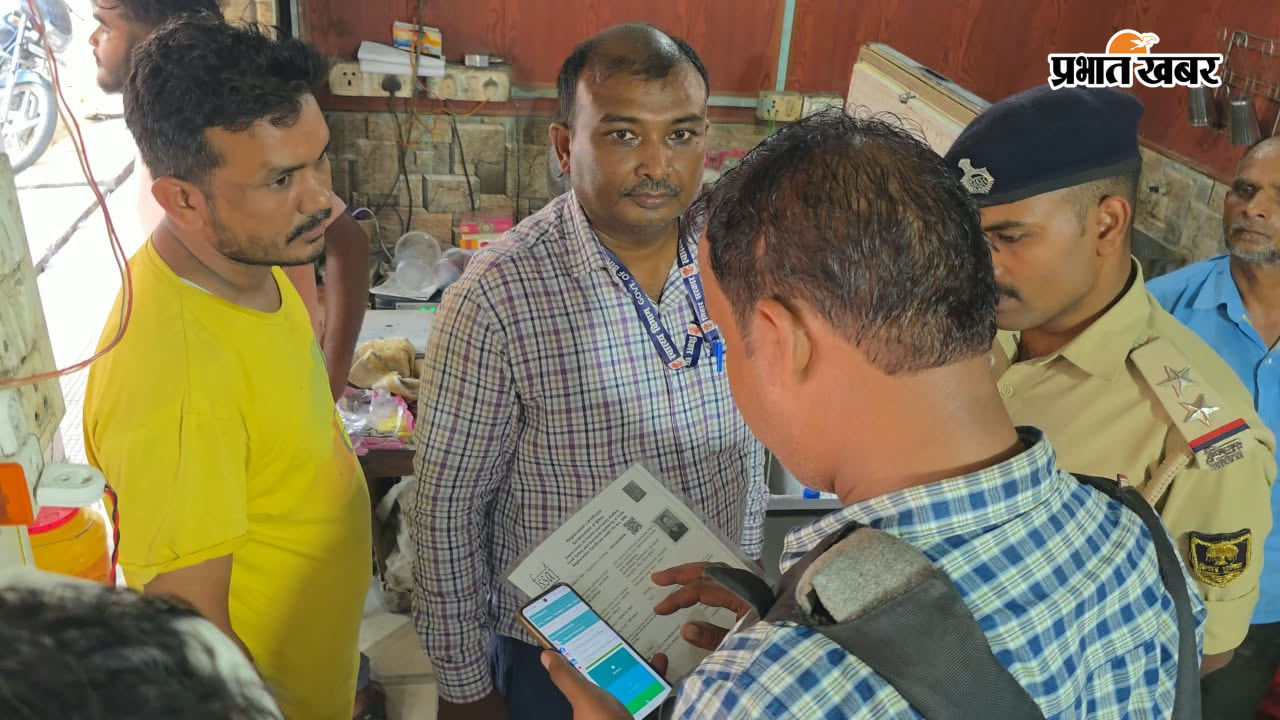 होटल में खाने पीने की समान की जांच करते अधिकारी | Prabhat Khabar Network