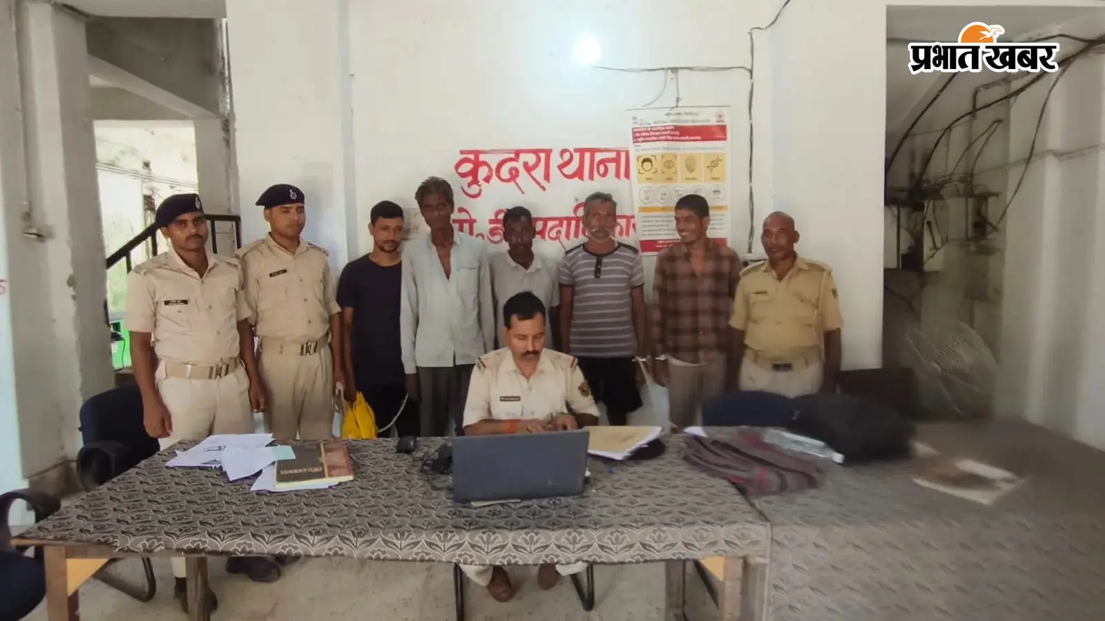 कुदरा में चार लीटर देसी शराब के साथ कारोबारी गिरफ्तार, पांच पियक्कड़ भी पकड़े गये