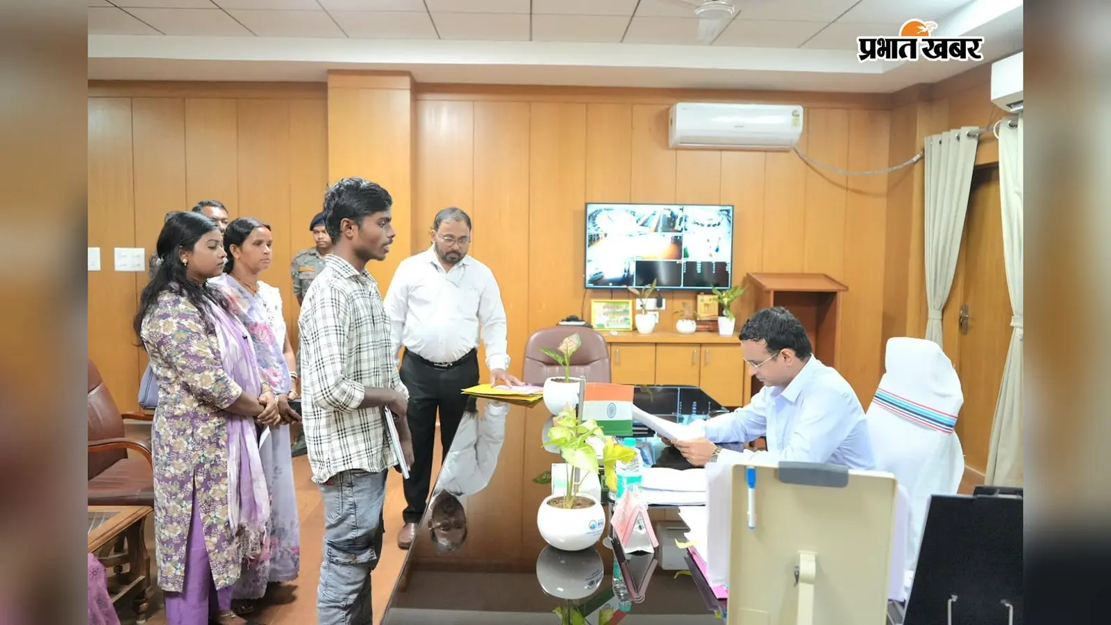 भूमि विवाद से आवास और मुआवजे तक, जनता दरबार में पहुंचे कई मामले; डीसी ने दिए समाधान के निर्देश