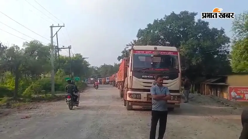 चांडिल-कांड्रा मार्ग पर रोक के बावजूद दौड़े भारी वाहन, आक्रोशित ग्रामीणों ने रोका परिचालन
