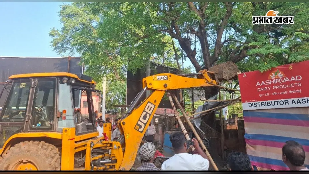 यात्री शेड में बना रखा था सब्जी-फल का गोदाम, निगम ने सैकड़ों कैरेट जब्त किये