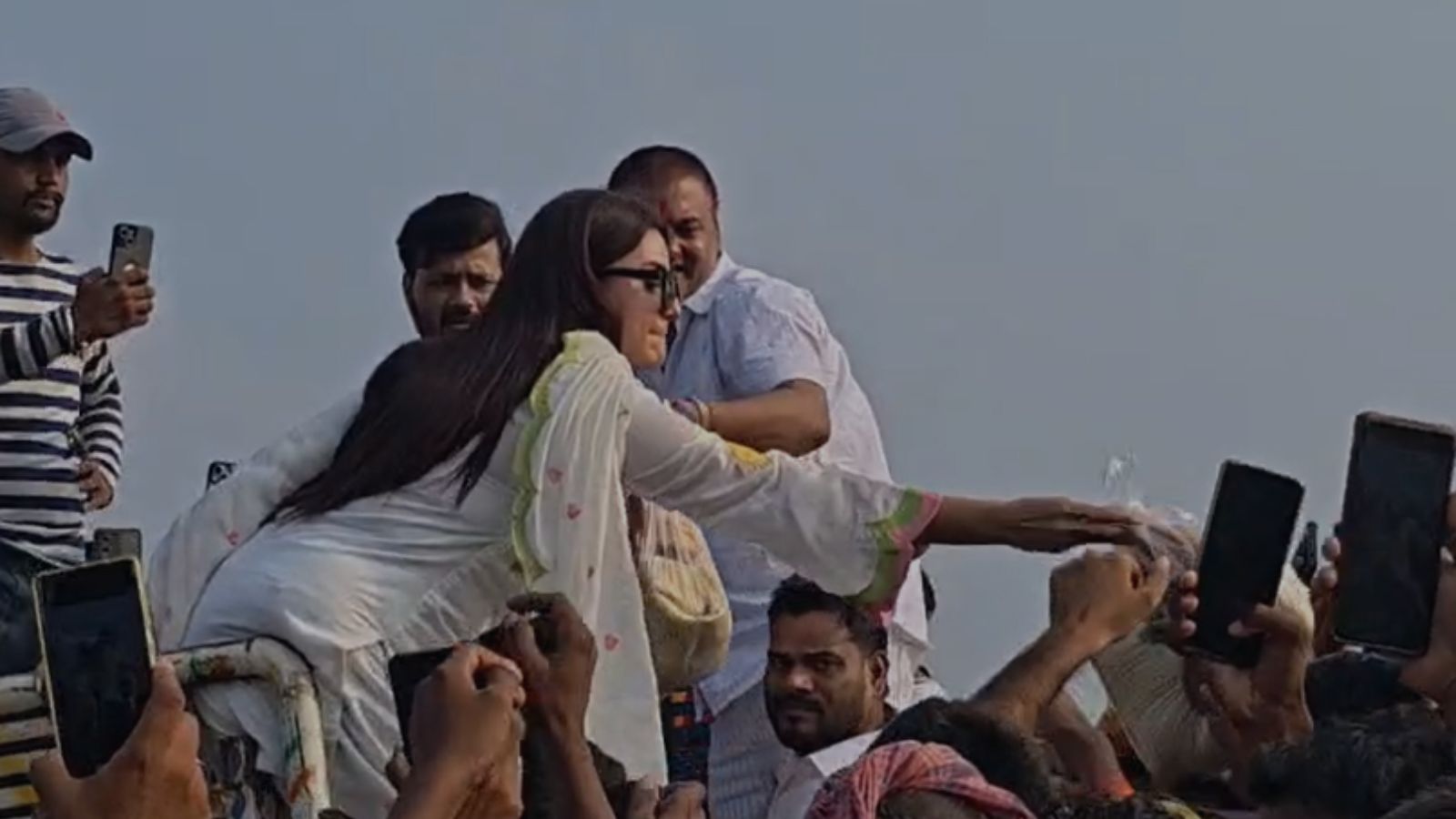 बाढ़ प्रभावित महिलाओं के बीच सेनेटरी पैड, साड़ी और अन्य जरूरी सामान वितरित करतीं अक्षरा सिंह