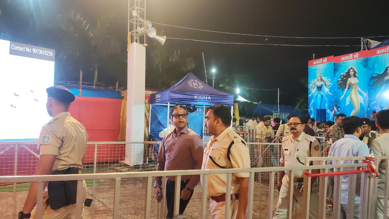पंडाल में बैरिकेडिंग का जायजा लेते एसएसपी.