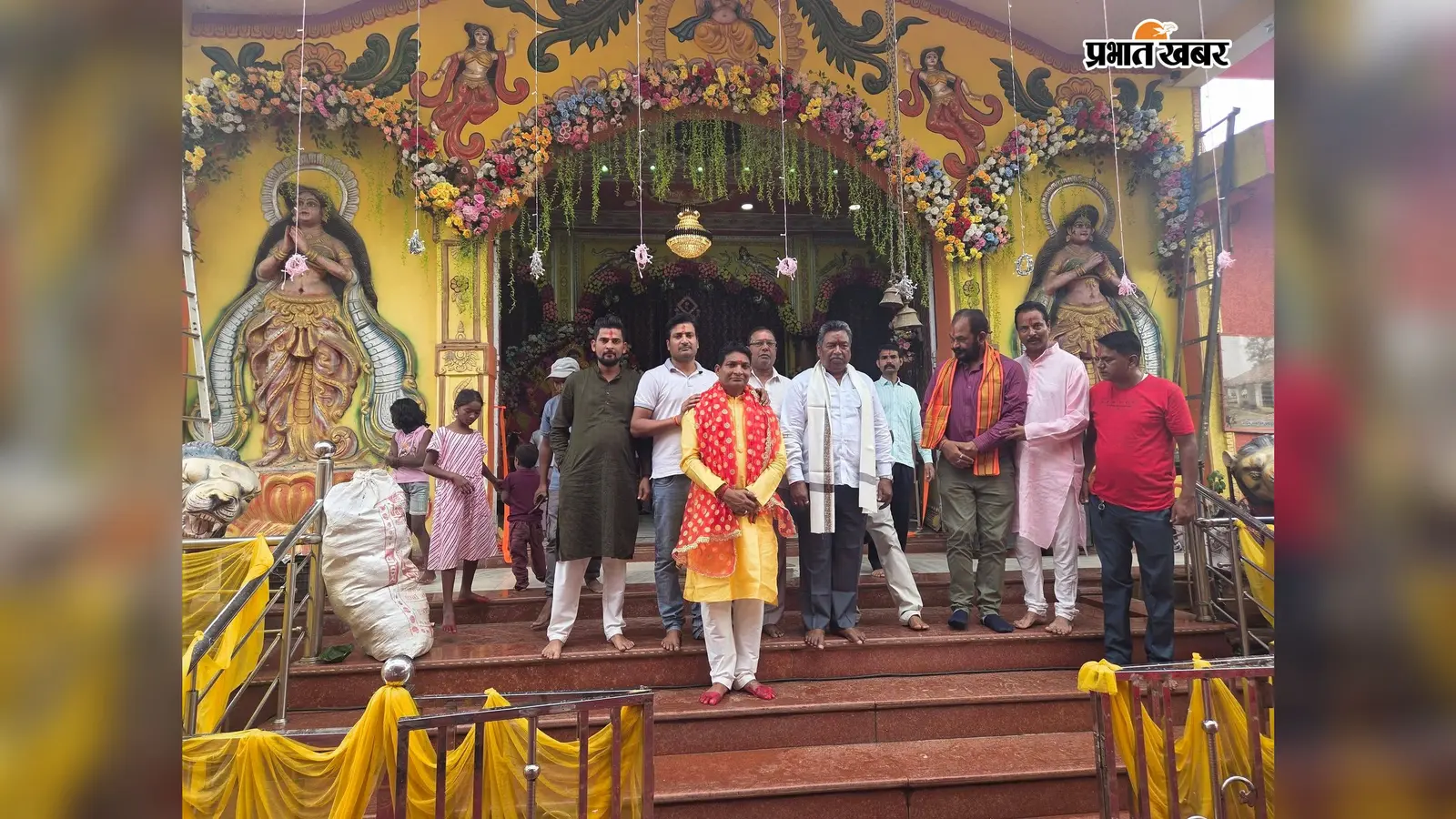 मुरहू में गणेश महोत्सव का शुभारंभ, कलश यात्रा में उमड़ी श्रद्धालुओं की भीड़; शाम को हुआ प्रसाद वितरण
