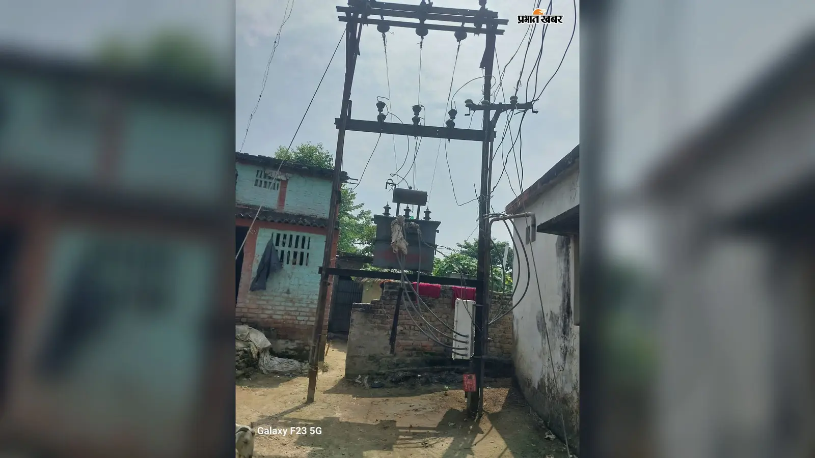 एक ट्रांसफार्मर पर 300 घरों का बोझ, महीने में चार बार जला; उमस भरी गर्मी में अंधेरे में परसौनी के लोग