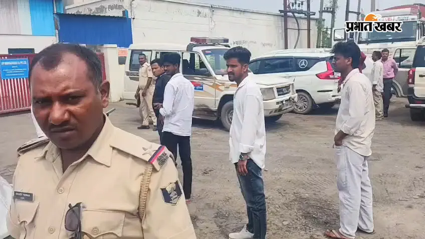 हाजीपुर में मशहूर ब्रांड के नकली स्नैक्स बनाने का खुलासा, फैक्ट्री से रैपर और कच्चा माल जब्त