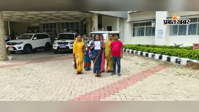 दो किमी सड़क के लिए डीसी कार्यालय पहुंचे ग्रामीण, बोले- बारिश में खेतों के रास्ते चलना भी मुश्किल