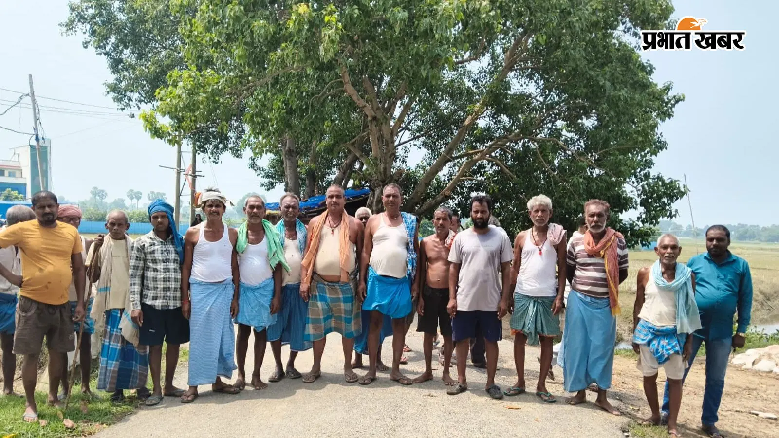 बाढ़ में 500 बीघा धान की फसल बर्बाद, मुआवजे की मांग पर किसानों ने सड़क जाम कर किया प्रदर्शन