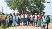 बाढ़ में 500 बीघा धान की फसल बर्बाद, मुआवजे की मांग पर किसानों ने सड़क जाम कर किया प्रदर्शन