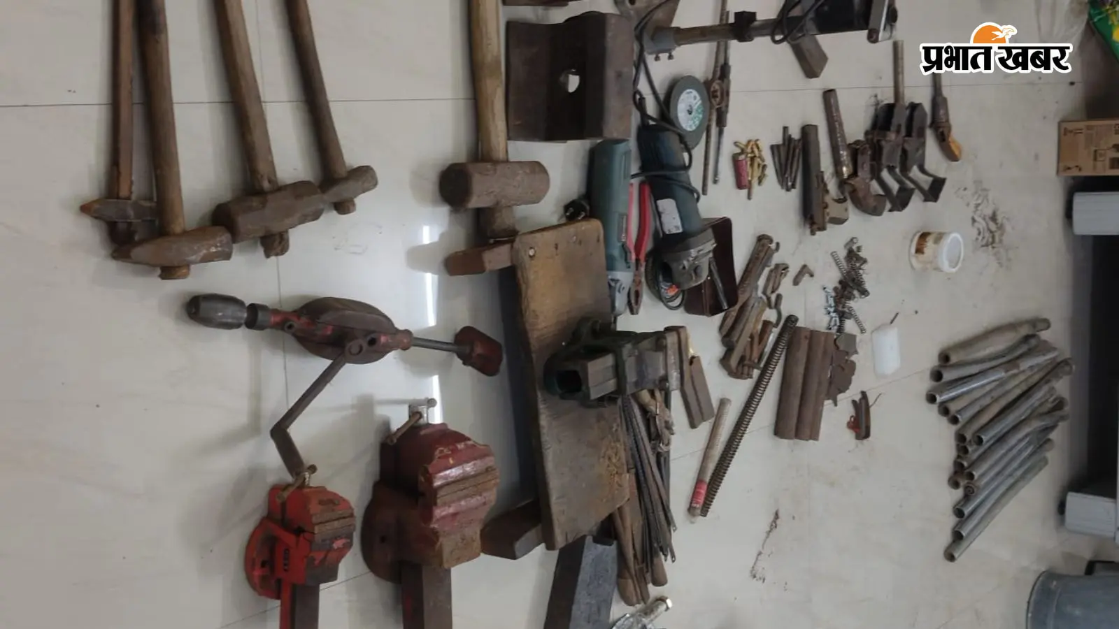 पटना में मिनी गन फैक्ट्री का खुलासा, महिला समेत दो हिरासत में; कई पिस्तौल लेकर फरार