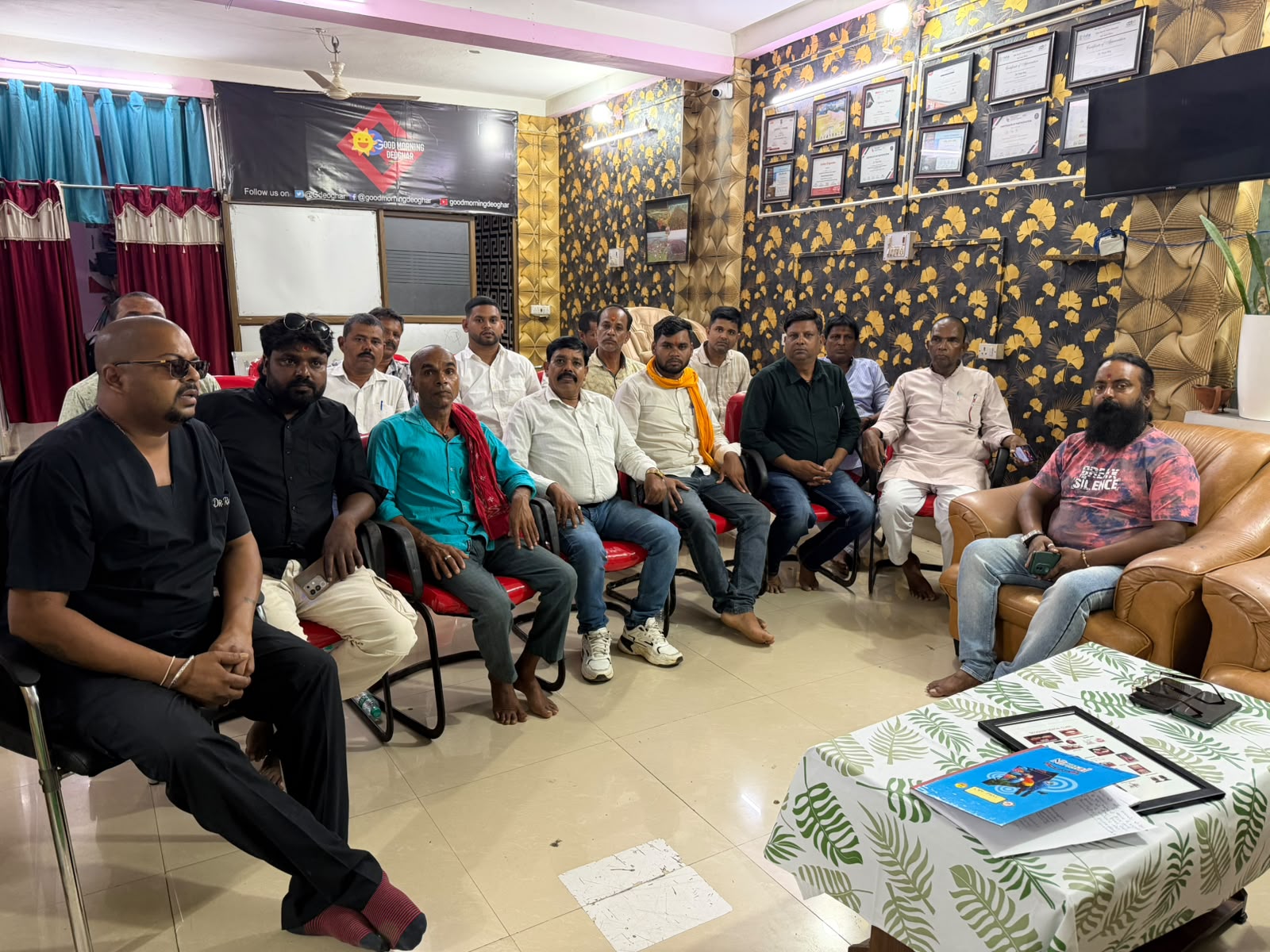 सोनू राउत की मौत के मामले में निष्पक्ष जांच की मांग करते परिजन और कुर्मी महासभा के सदस्य.। Prabhat Khabar Network