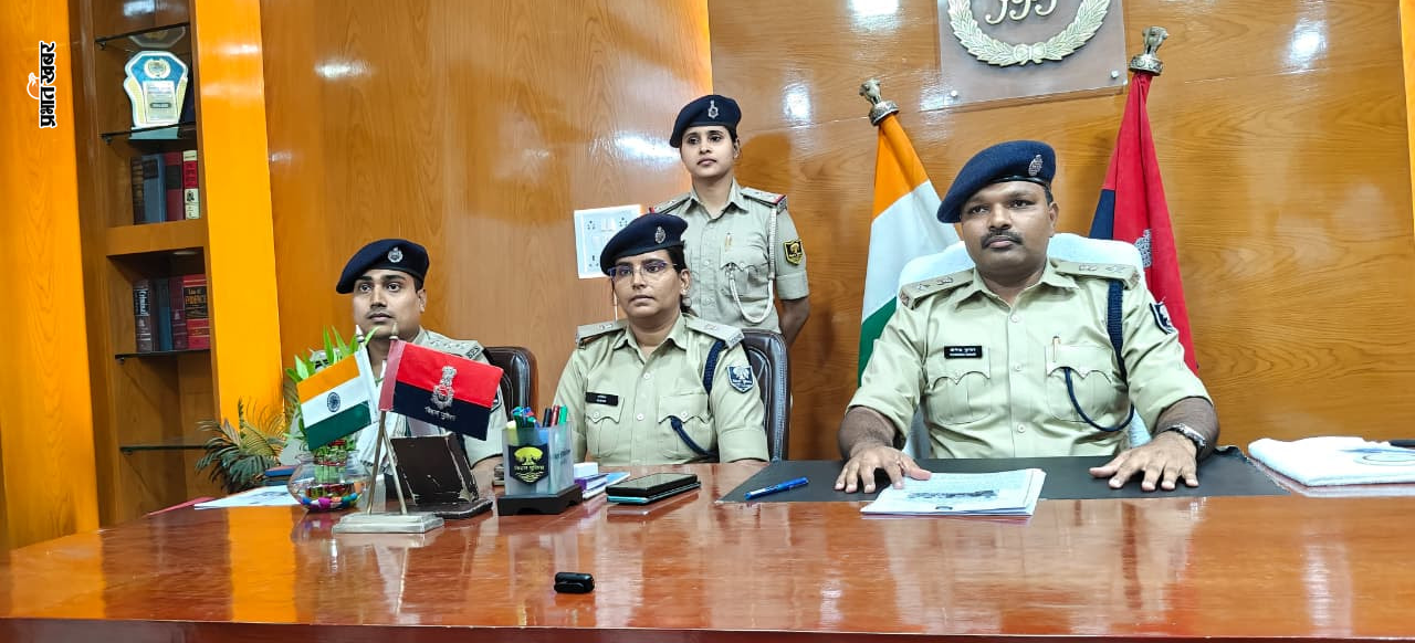 फोटो: प्रेस को जानकारी देते एसएसपी योगेंद्र कुमार फ़ोटो: गिरफ्तार आरोपी | Prabhat Khabar Network