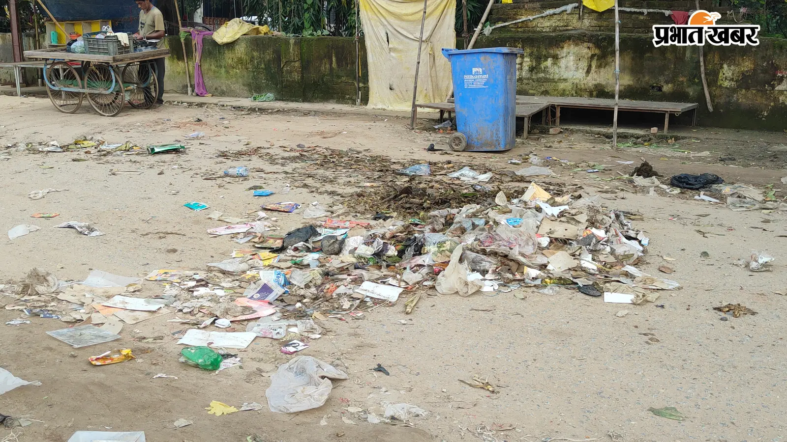 सासाराम : चेनारी में सफाई कर्मियों की हड़ताल से बिगड़ी व्यवस्था, सड़कों पर जमा कूड़ा और गंदगी