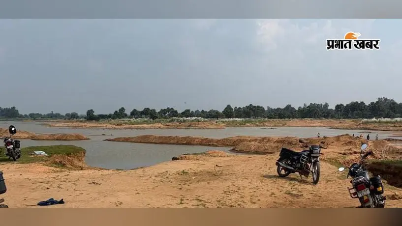 बालू घाट पर बने गहरे गड्ढों से लोगों में डर, शिकायत के बाद भी कार्रवाई नहीं होने का आरोप