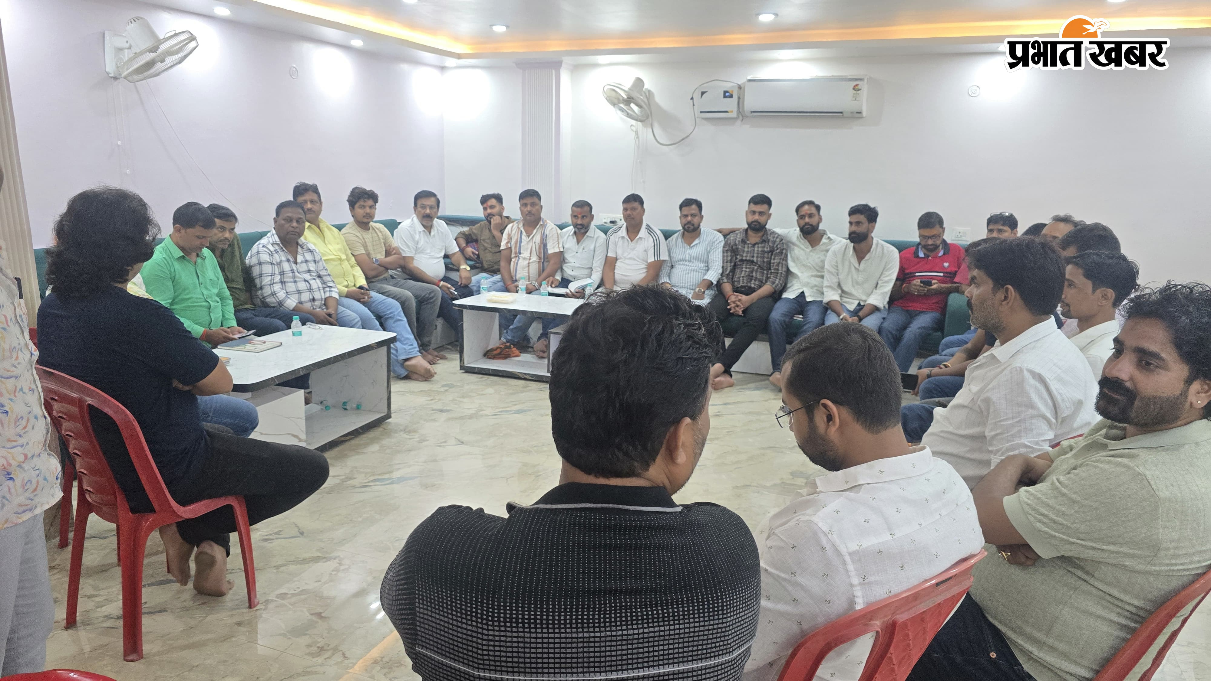 photo.. बैठक में शामिल लोग | Prabhat Khabar Network