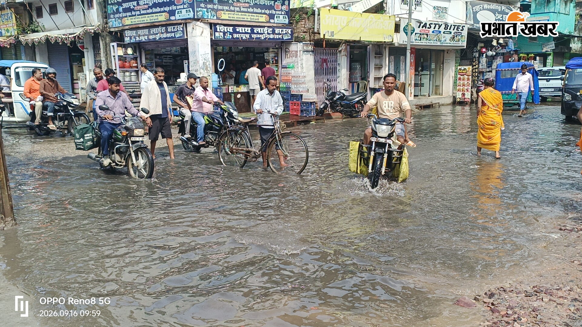कैप्शन : जीएमसीएच के मुख्य द्वार तथा खुदाबख्श चौक के समीप हुआ जल जमाव | Prabhat Khabar Network