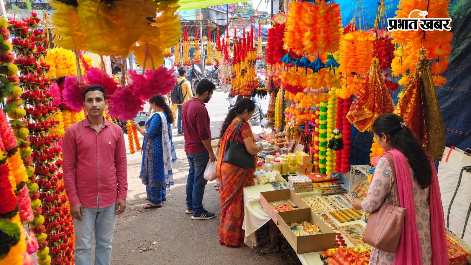विश्वकर्मा पूजा से पहले पंजवारा बाजार में बढ़ी रौनक, खरीदारी को उमड़ी भीड़