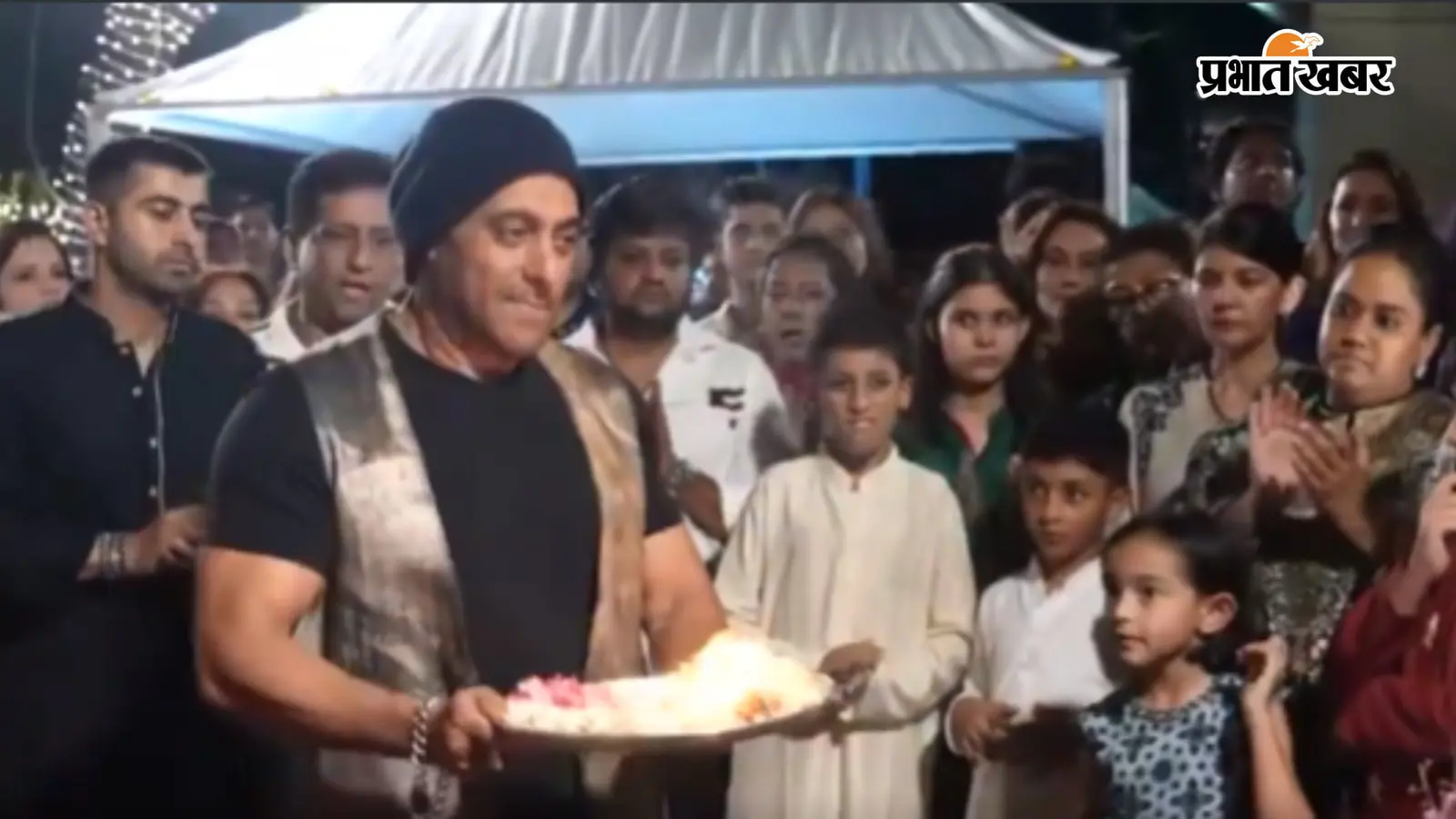 Salman Khan Viral Video: सलमान खान कर रहे थे 'उलटी आरती', बहन अर्पिता ने बीच में टोककर बचाई भाईजान की इज्जत