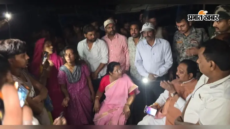 नरपतगंज में मिट्टी धंसने से हादसा: दो बच्चों की मौत के बाद पहुंचे सांसद व विधायक, अवैध खनन की जांच की मांग
