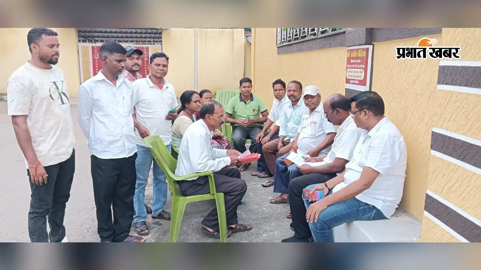 उरीमारी: झामुमो जिलाध्यक्ष के आवास पर लगा जनता दरबार, ग्रामीणों की समस्याओं का हुआ निष्पादन