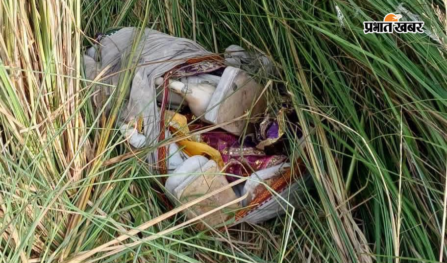 घटना स्थल का निरीक्षण करते थानाध्यक्ष नहर के पास राधा कृष्ण, सरस्वती, हनुमान और लक्ष्मी जी की मूर्तियां बरामद | Prabhat Khabar Network