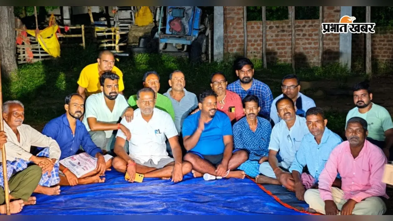 गोला में दुर्गा पूजा समिति का पुनर्गठन: त्रिलोचन अध्यक्ष और सूरज बने सचिव, पूजा को भव्य बनाने का संकल्प