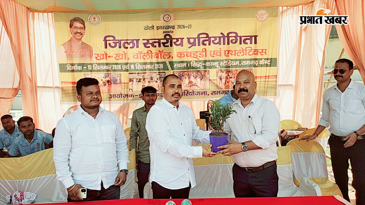 फोटो : मांडू विधायक निर्मल महतो को पौधा देकर स्वागत करते | Prabhat Khabar Network
