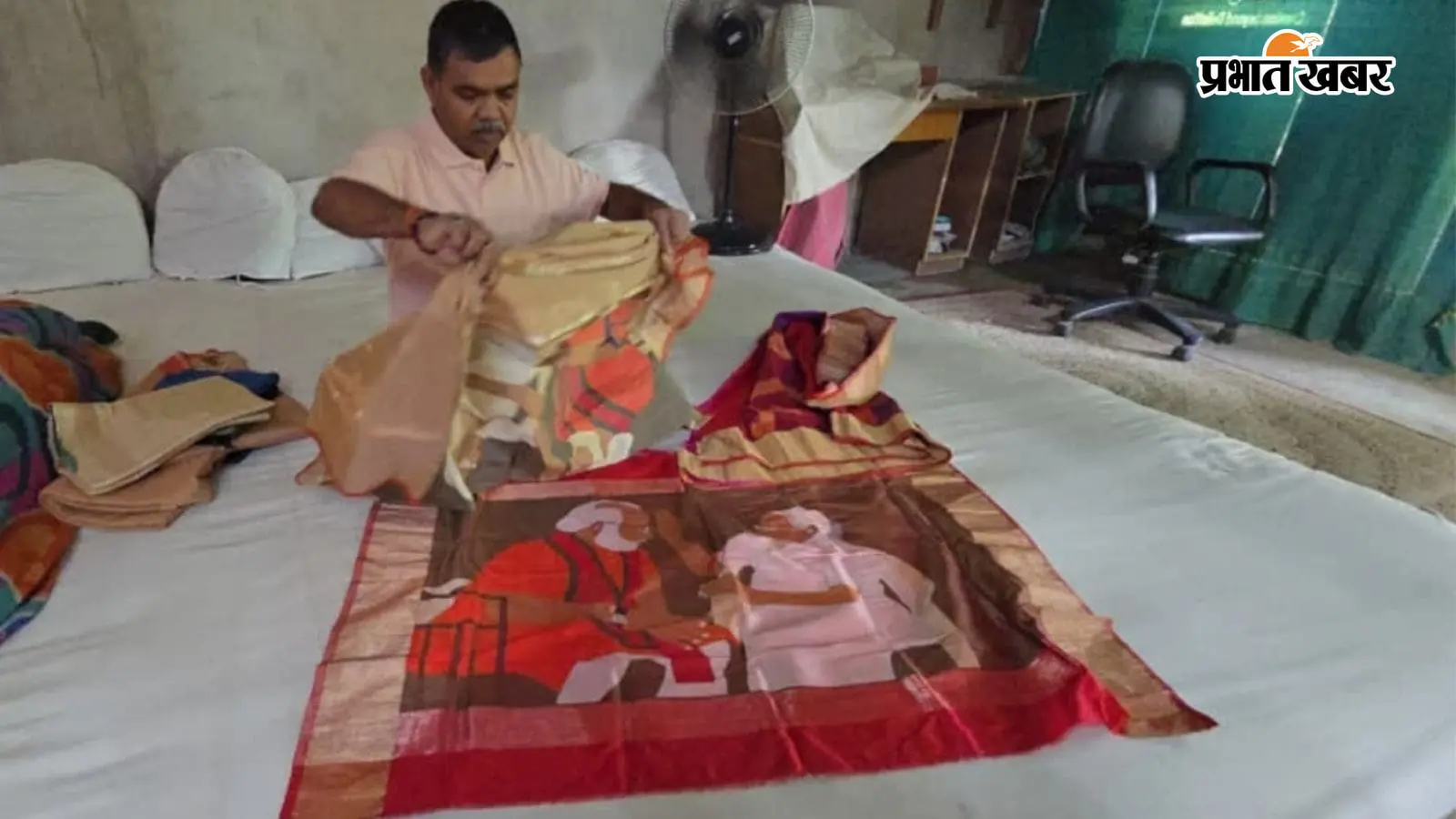 करघे पर तैयार हुआ पीएम मोदी का खास गिफ्ट, काशी के बुनकर ने धागों में उतार दी मां हीराबेन की ममता