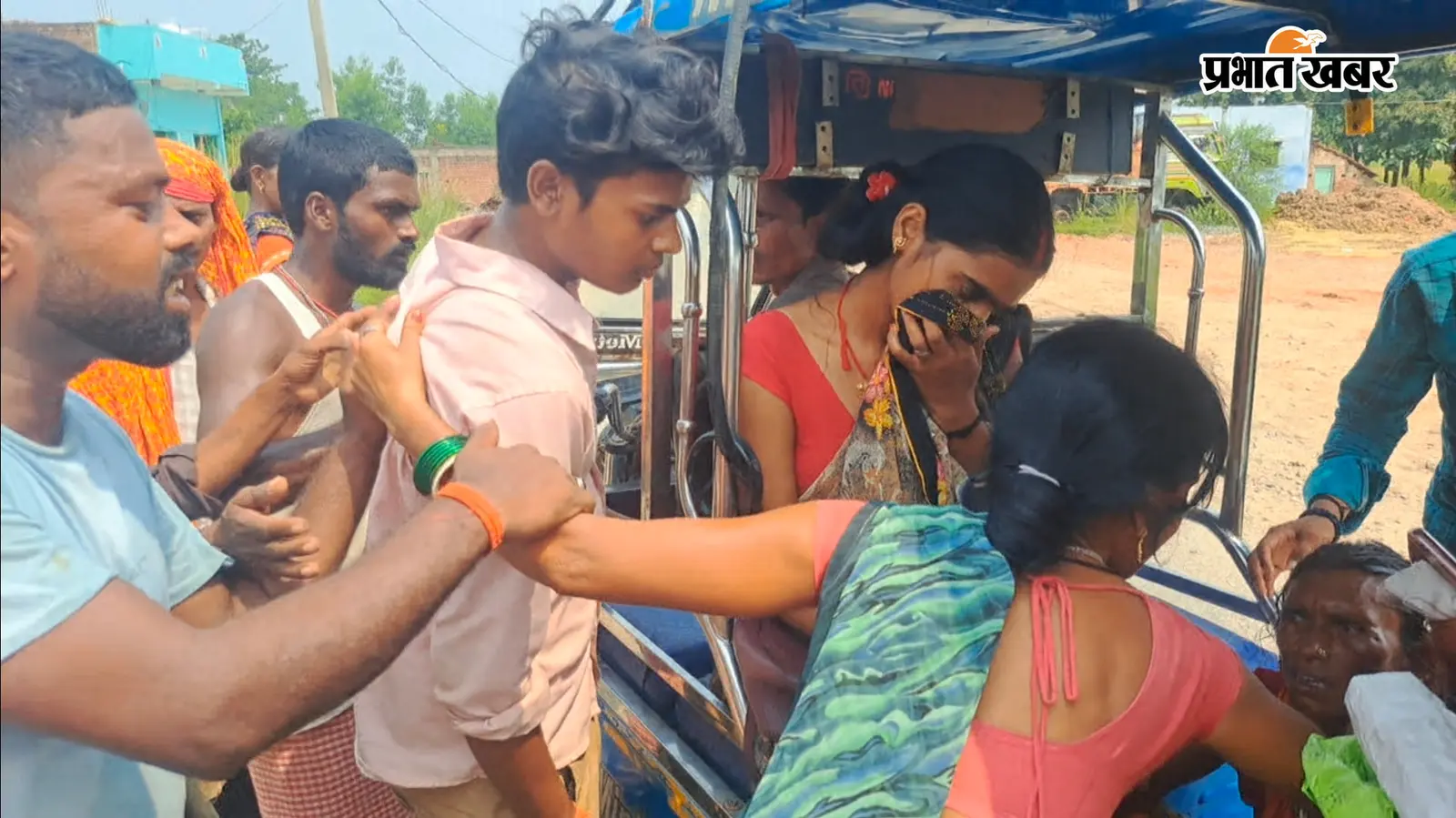 शेखपुरा में सड़क किनारे खड़ी महिला को ई-रिक्शा ने महिला को मारी टक्कर, भाग रहे ड्राइवर को लोगों ने दबोचा