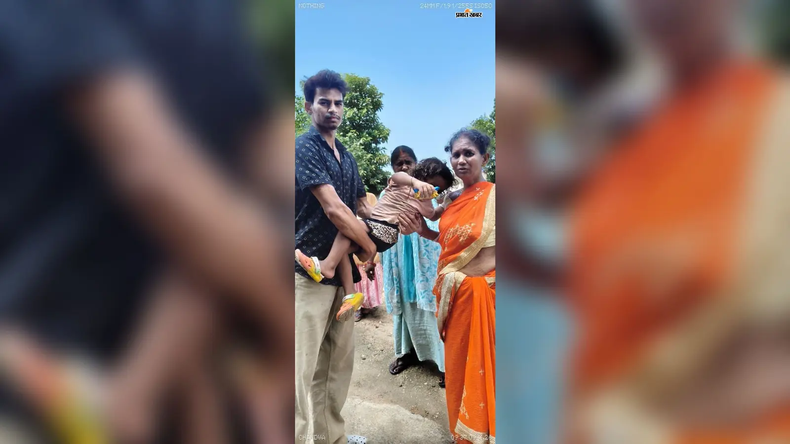 चंदवा में बुध बाजार में बिछड़ी तीन वर्षीय बच्ची को युवाओं ने सुरक्षित परिजनों से मिलाया