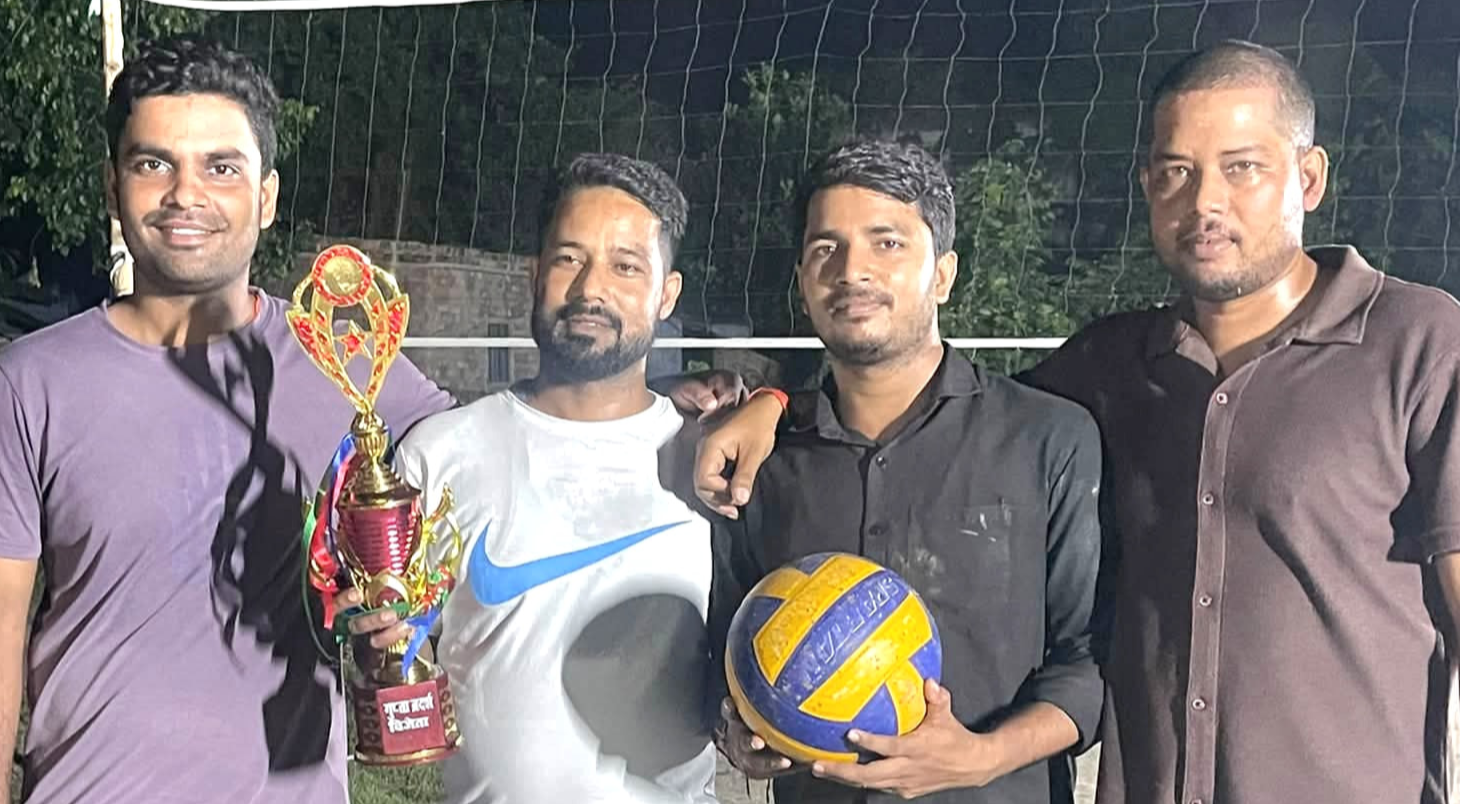 शाहनेवाजपुर में डायमंड नाइट वॉलीबॉल टूर्नामेंट के विजेता टीम,ट्रॉफी के साथ जश्न मनाते | Prabhat Khabar Network