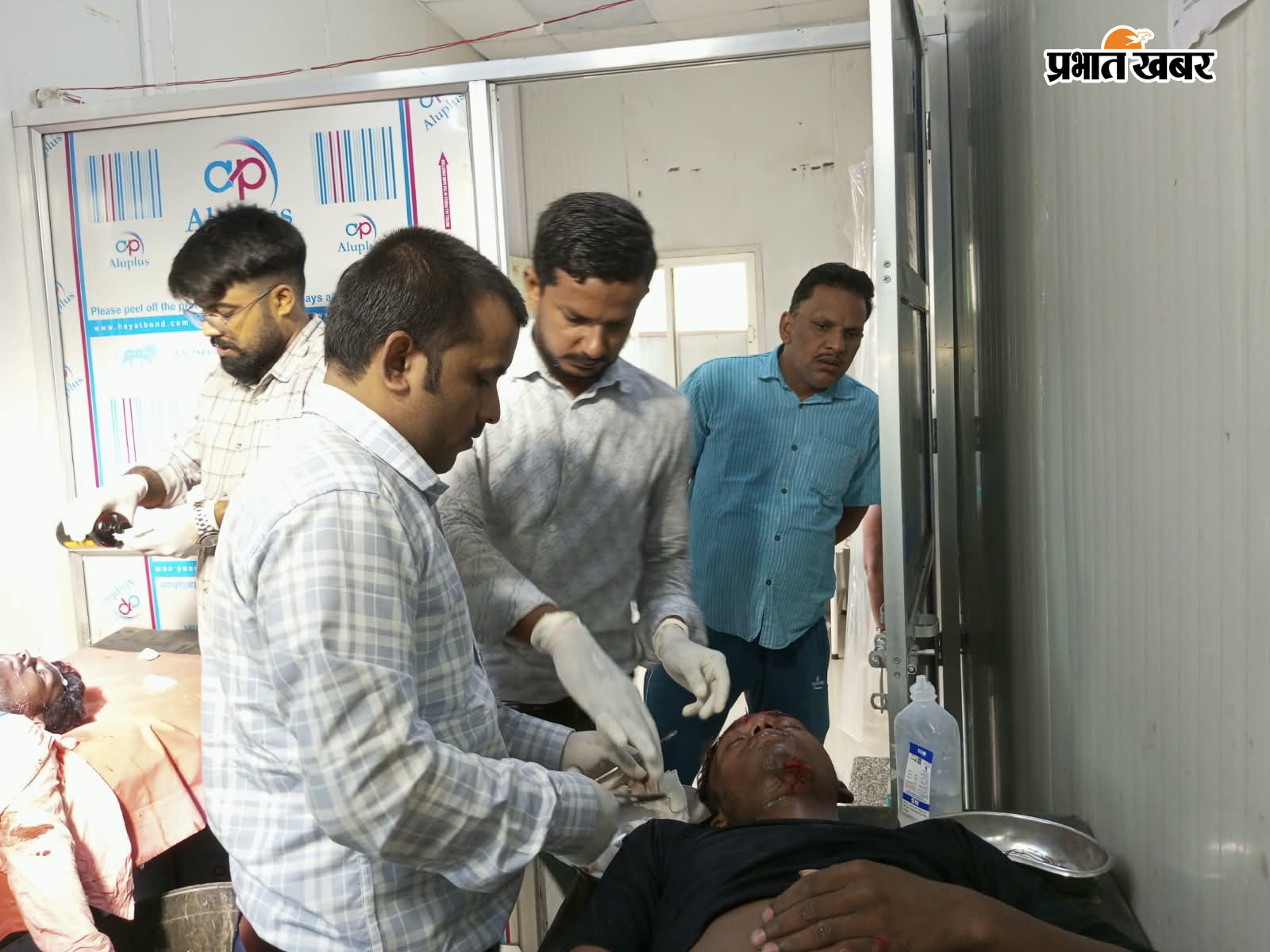 सीएचसी में घायलों को इलाज करते स्वास्थ्य कर्मी | Prabhat Khabar Network