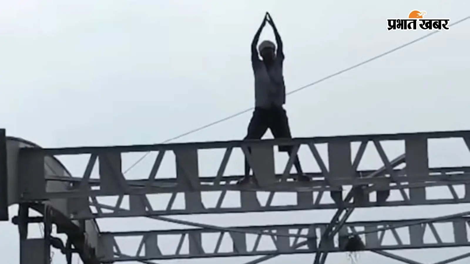 पटना में 25 फीट ऊंचे ओवरब्रिज पर सो रहा था ऑटो चालक, क्रेन से रेस्क्यू कर पुलिस ने उतारा, जानें क्या है मामला