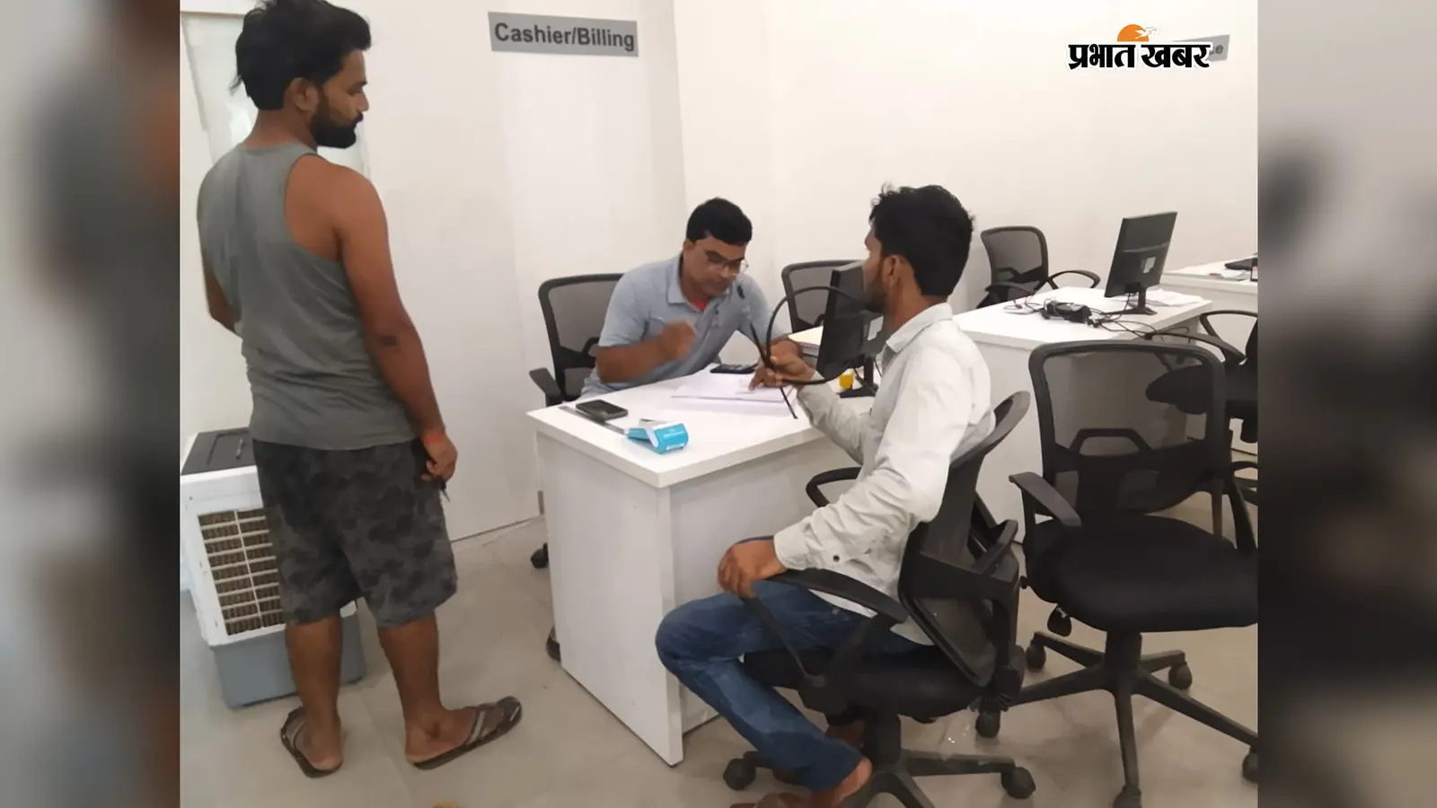 सीवान: हीरो बाइक एजेंसी में चोरी, पीछे का दरवाजा तोड़कर घुसे चोर; दो स्प्लेंडर और 7.50 लाख नकद ले गये