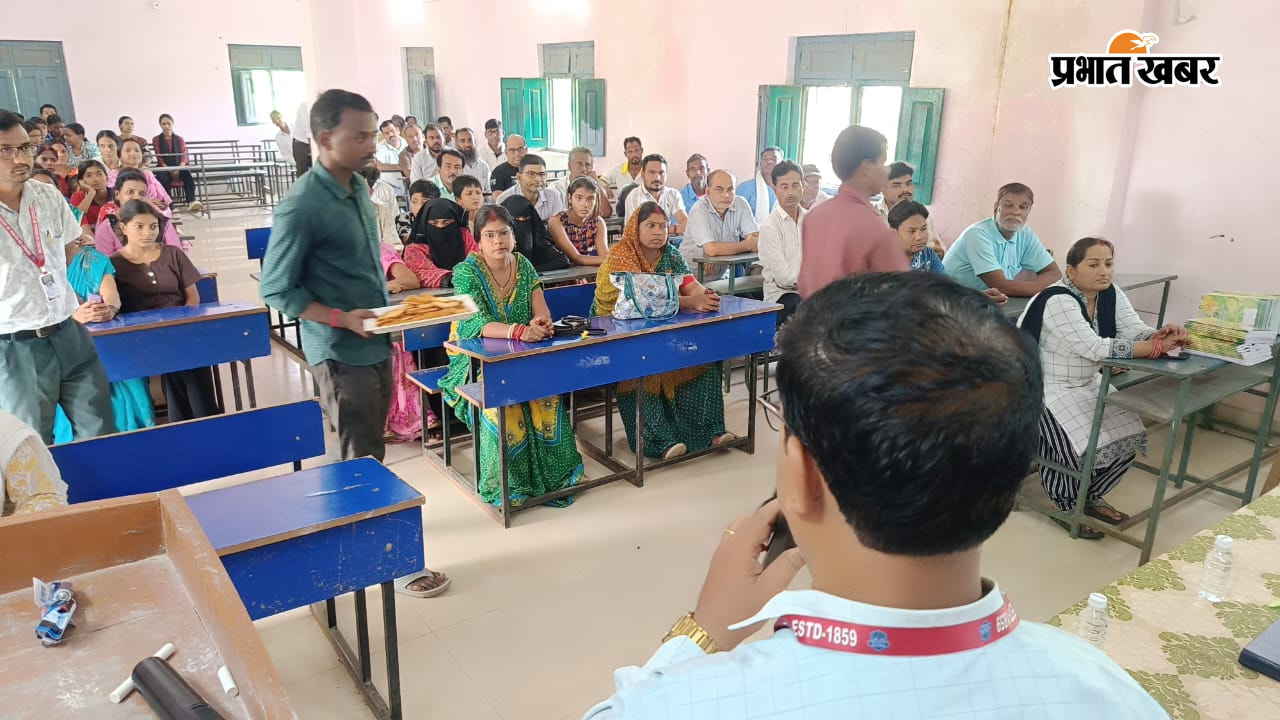 मुख्यमंत्री उत्कृष्ट विद्यालय में आयोजित पीटीएम में शामिल अभिभावक व शिक्षक. | Prabhat Khabar Network
