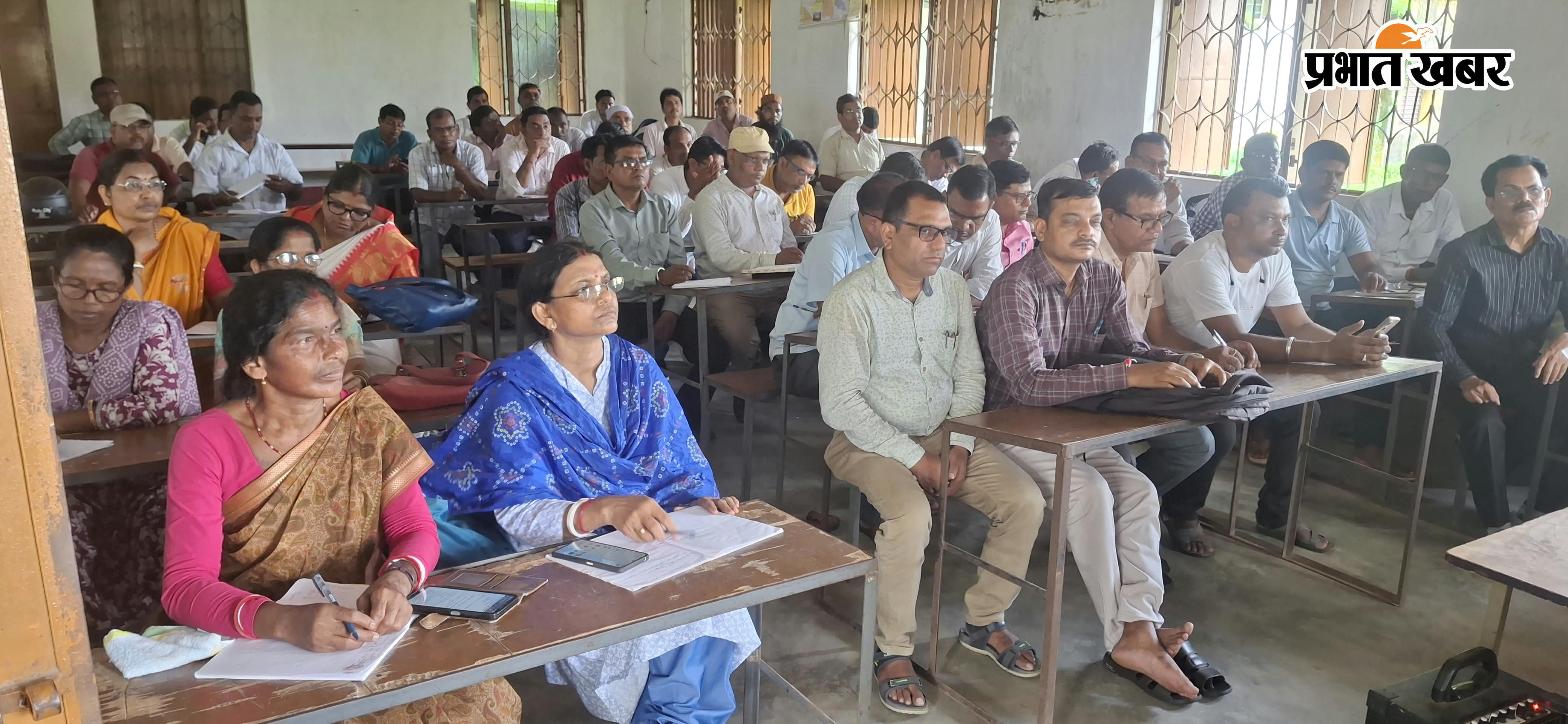 बैठक में निर्देश देतीं बीपीओ व अन्य, बैठक में उपस्थित शिक्षक गण | Prabhat Khabar Network